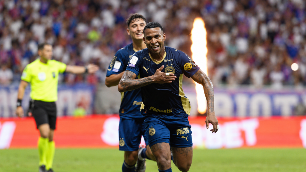 Bahia desperdiça várias oportunidades, vence o Remo por 2 a 1 na Fonte Nova e fecha a 27ª rodada do Brasileirão entre os quatro primeiros.